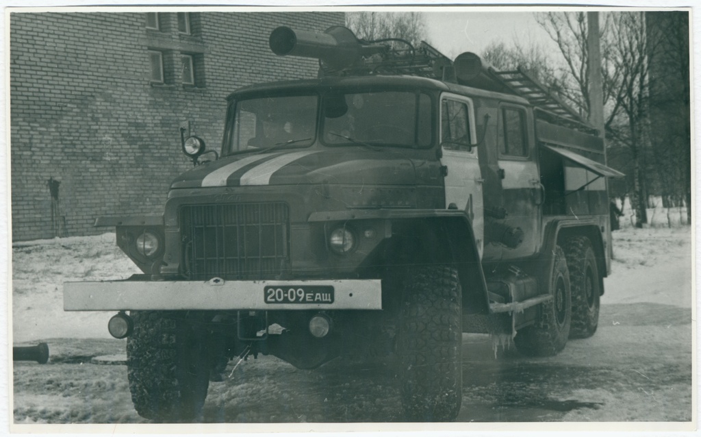 Esimene uut tüüpi Ural tuletõrjeauto AT-40, IV ISTÜ.