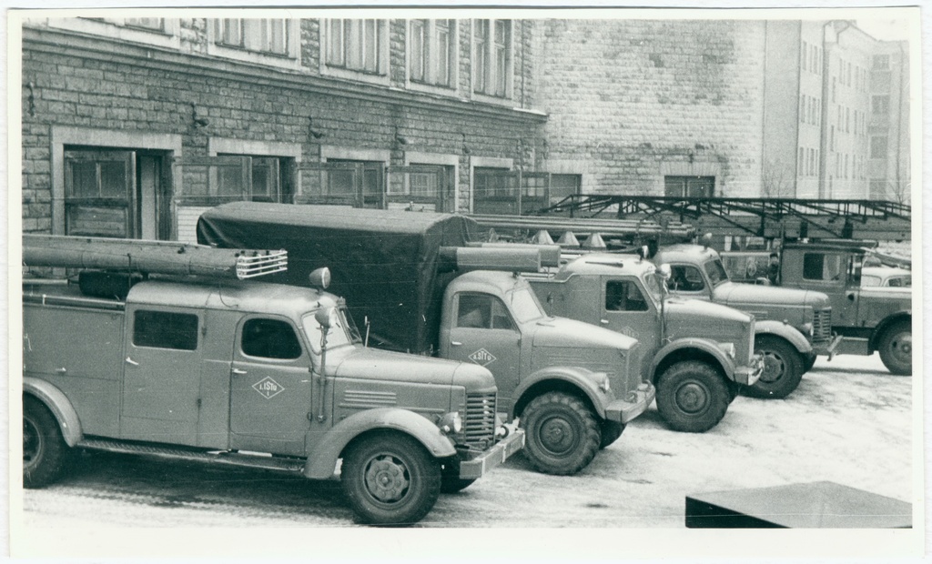 Tuletõrjeautod Raua tänava tuletõrjehoone hoovis, 1958.a.
