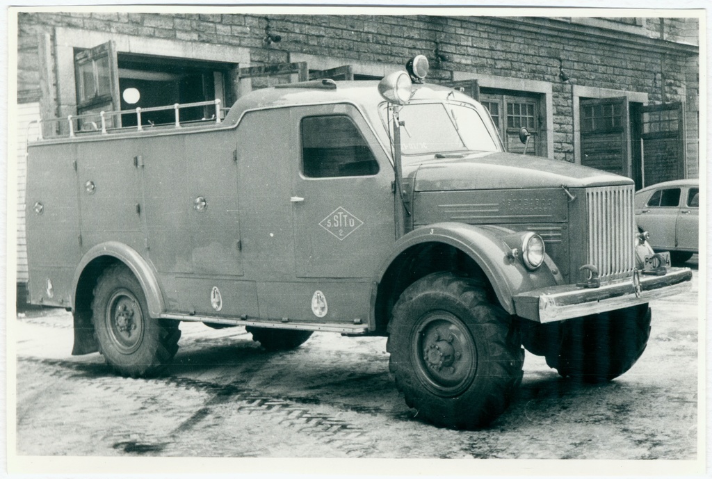 Tuletõrje voolikuauto Raua tänava tuletõrjehoone hoovis, 1958.a.