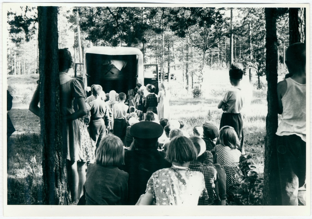 Agitatsioonireid Rakvere rajoonis: uue agitatsiooniauto päevakinos demonstreeritakse tuletõrjefilmi, 1959.a.
