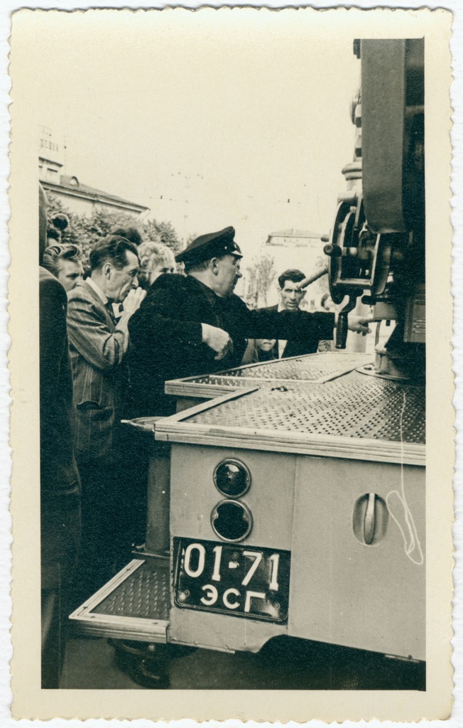 Tuletõrje-tehnilise üksuse vanemautojuht Riho Vennola selgitab ratsionaliseerimise tulemust autoredelil AM-30, 1960.a.