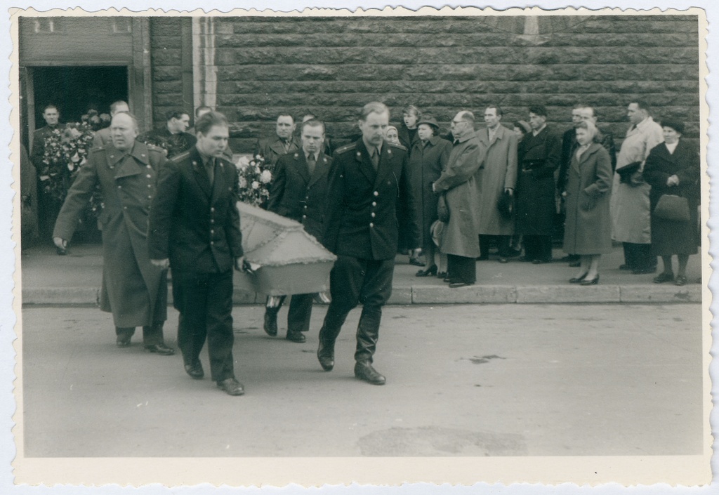 Evald Jürna matus. Kirstu väljakandmine 1959.