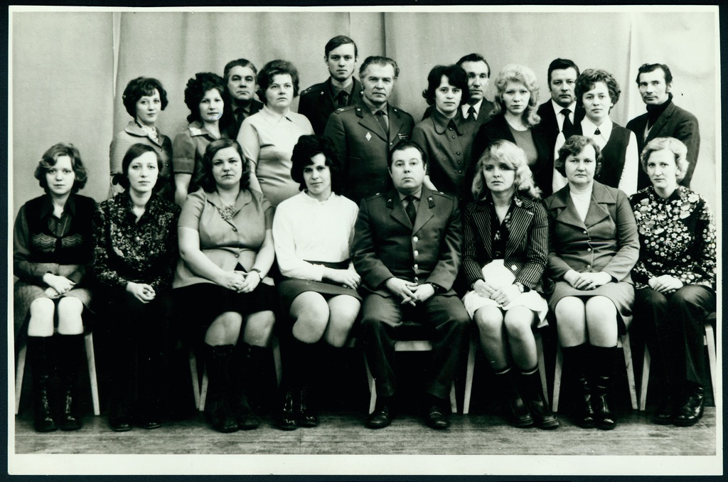 Grupifoto: Sõjaväestatud tuletõrjeüksuste nooreminspektorite kursuste lektorid ja osavõtjad, 1975.a.