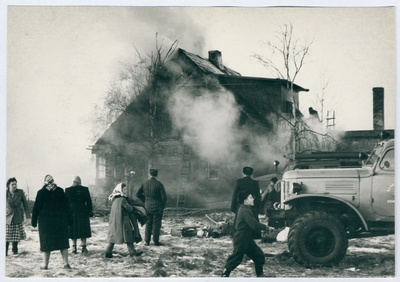 Tulekahju kustutamine A.Reha elumajas. 1961.  duplicate photo
