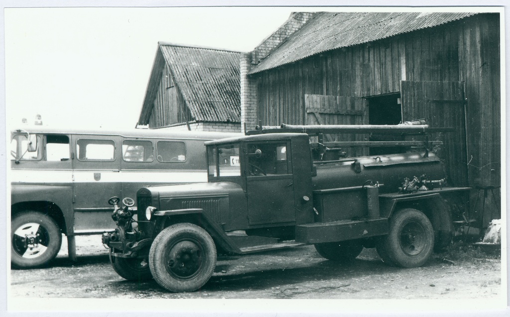Eesti Tuletõrjemuuseumis Järvamaa filiaalis hoitav tuletõrjetehnika. Pumbaauto ZIS-5 1995.