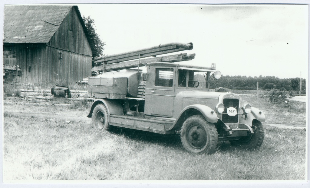 Eesti Tuletõrjemuuseumis Järvamaa filiaalis hoitav tuletõrjetehnika. Tuletõrje paakauto PMZ-2 1995.