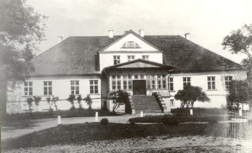 Albu primary school in Albu Manor