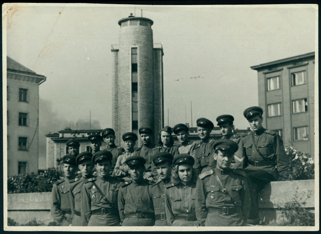 Grupifoto: I ISTÜ vahtkond Raua tn 2 tuletõrjehoone taustal.