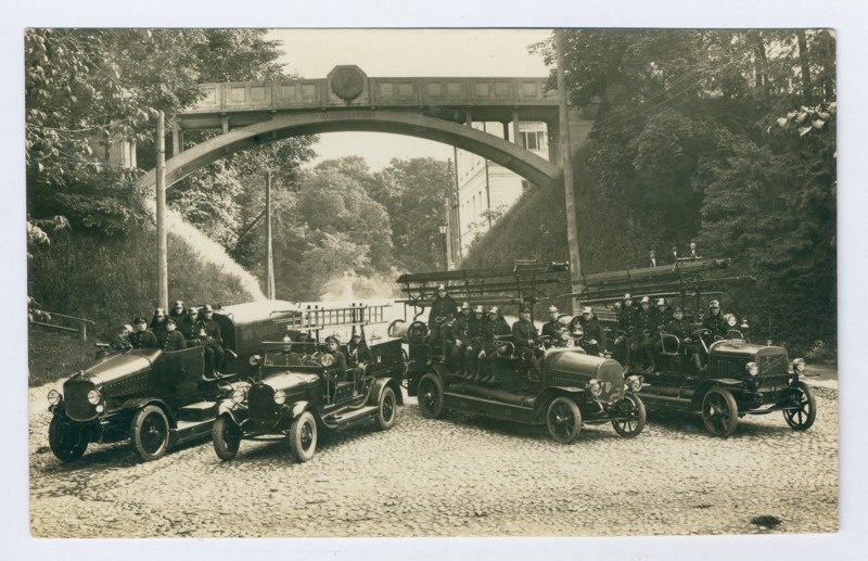 Tartu tuletõrje lendsalga autod meeskondadega Toomel Kuradisilla taustal, 1929.a.