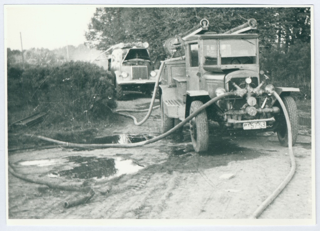 Tulekahju tagajärjed Are kolhoosis. Tuletõrjeauto vett pumpamas tulekahju kohale 1960.
