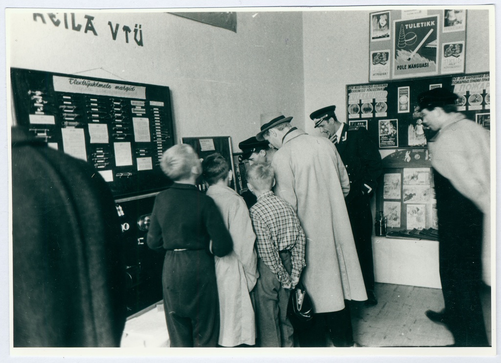 Tuletõrjenäitus Keilas. Näituse külastajad 1960