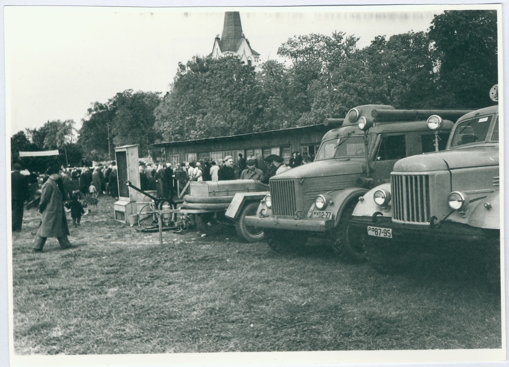 Tuletõrjenäitus Keilas. Tehnika väljapanek turuplatsil 1960