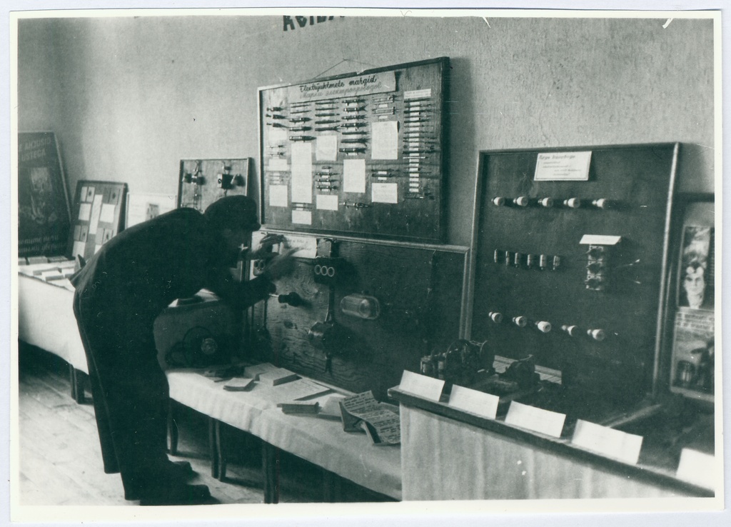 Tuletõrjenäitus Keilas. Elektriseadmete stendid 1960