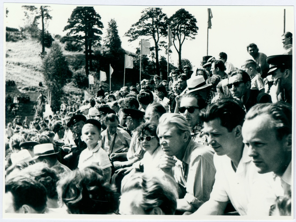 3. Balti tuletõrjespordi spartakiaad: Võistlusi jälgiv rahvahulk, 1963.a.