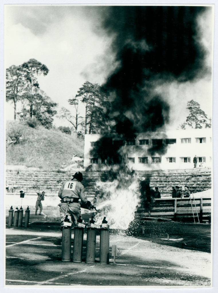 3. Balti tuletõrjespordi spartakiaad: Takistusteatejooksu viimane etapp – tulekustutamine, 1963.a.