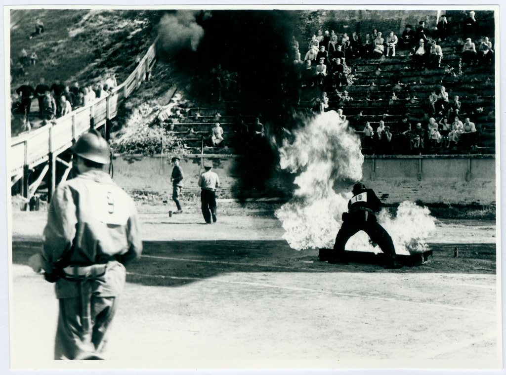 3. Balti tuletõrjespordi spartakiaad: Takistusteatejooksu viimane etapp – tulekustutamine, 1963.a.