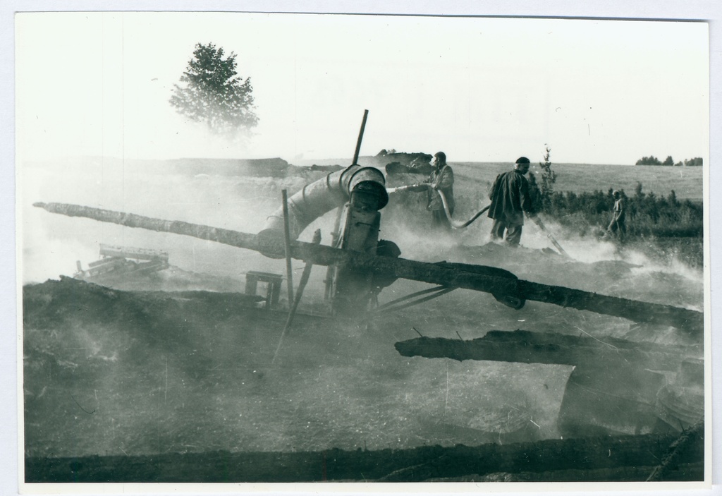Tulekahju kustutamine. Veski suitsevad varemed 1959