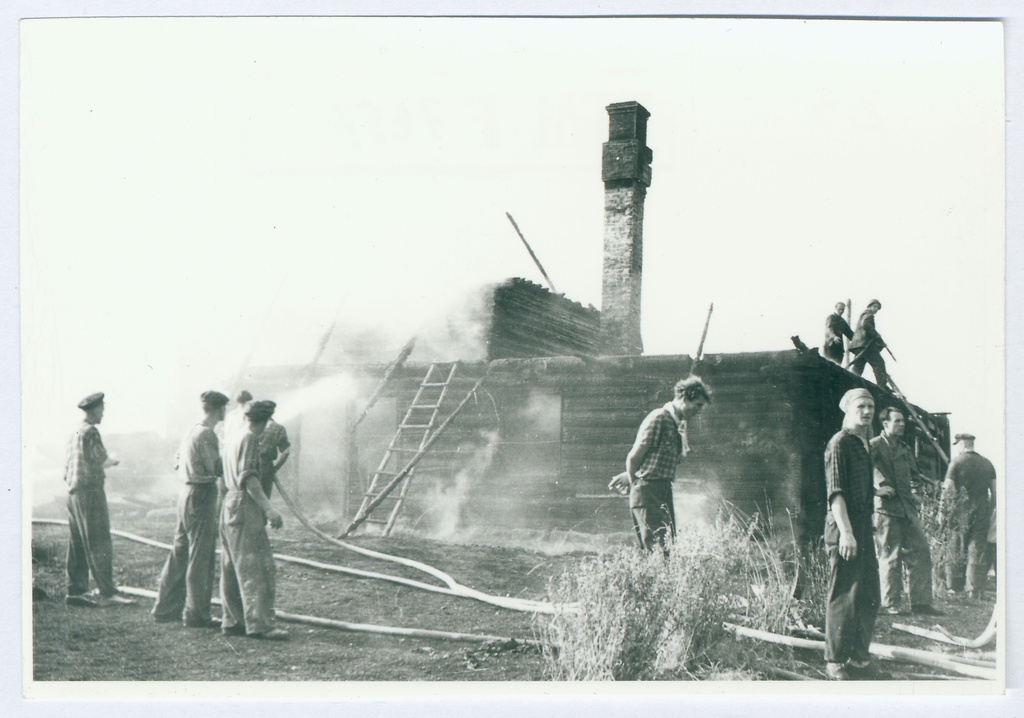 Tulekahju kustutamine. Põlenud hoone suitsevad ahervaremed
1959