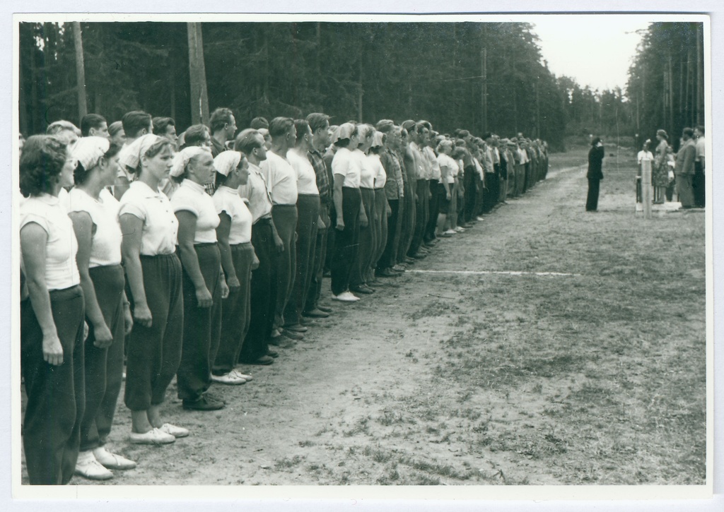 Elva VTÜ tuletõrjujate rivi enne võistluste algust 1959
