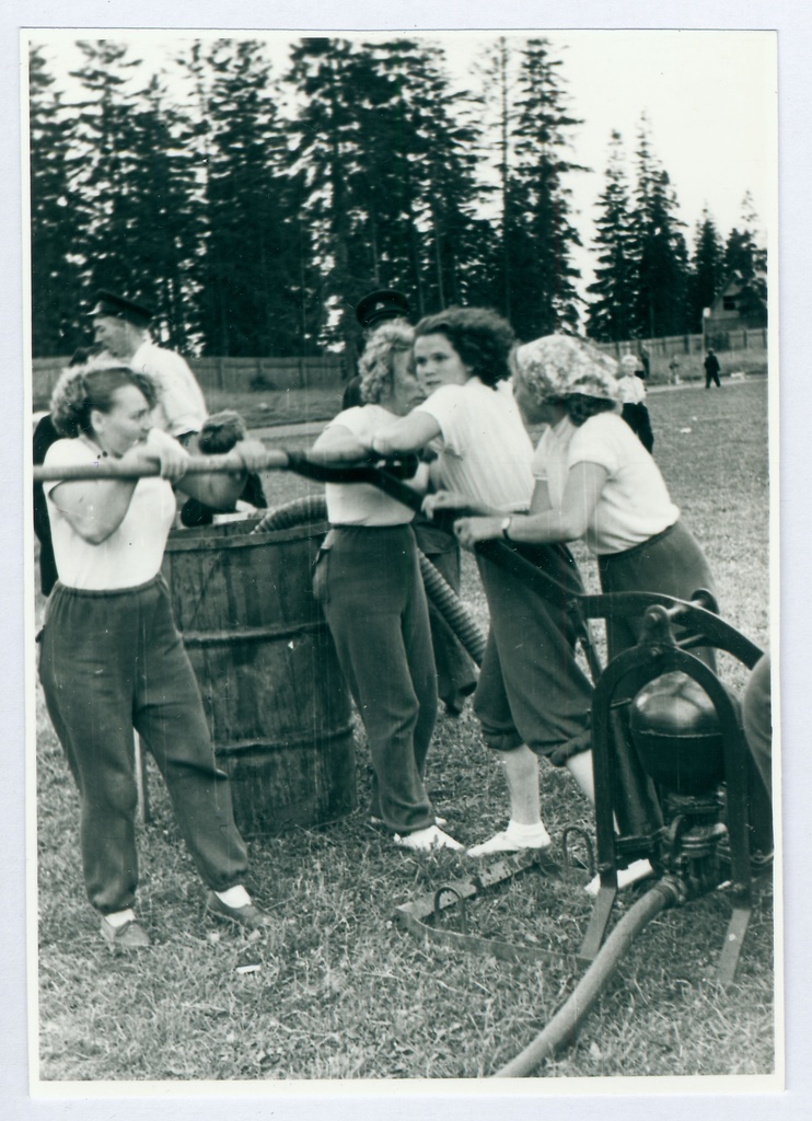 Tapa VTÜ tuletõrjevõistlused. Naissalk lahinghargnemisel. Töö käsipritsiga 1959