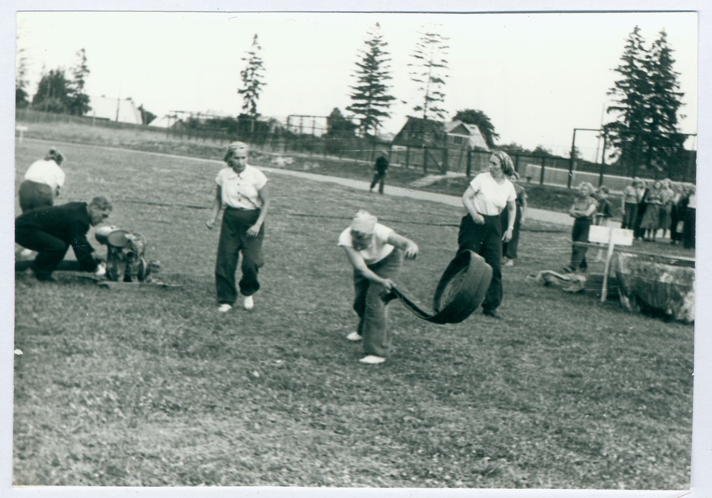 Tapa VTÜ tuletõrjevõistlused. Naissalk lahinghargnemisel mootorkäsipritsiga 1959