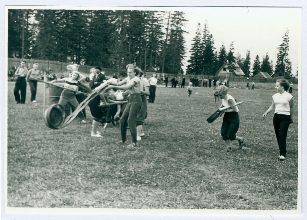 Tapa VTÜ tuletõrjevõistlused. Naissalk lahinghargnemisel 1959