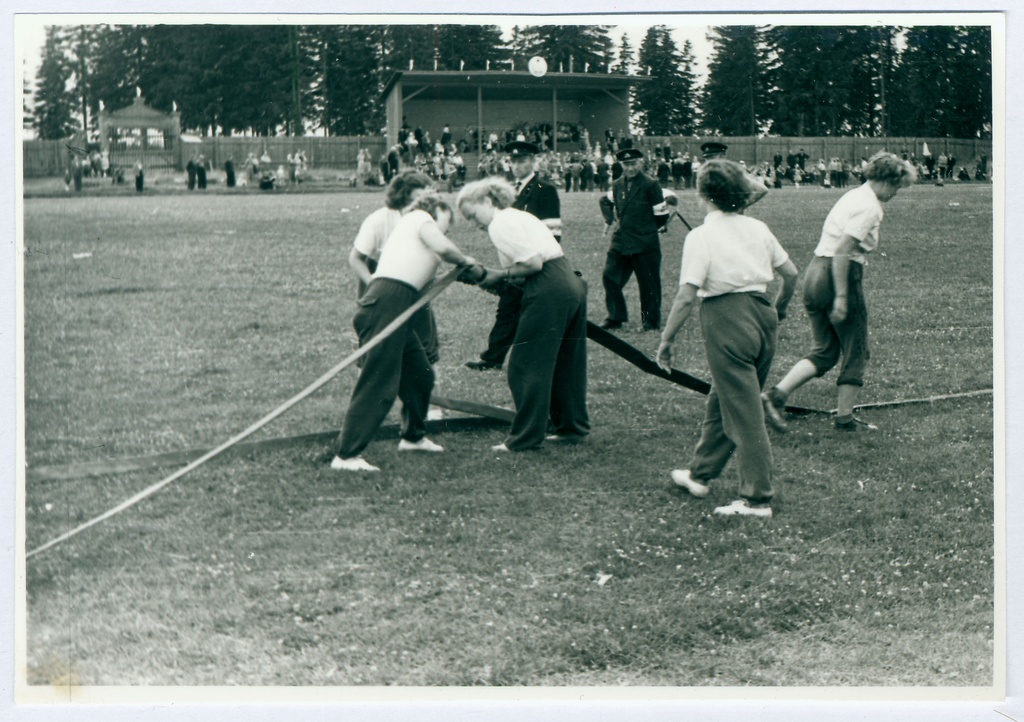 Tapa VTÜ tuletõrjevõistlused. Naissalk lahinghargnemisel voolikuid ühendamas 1959