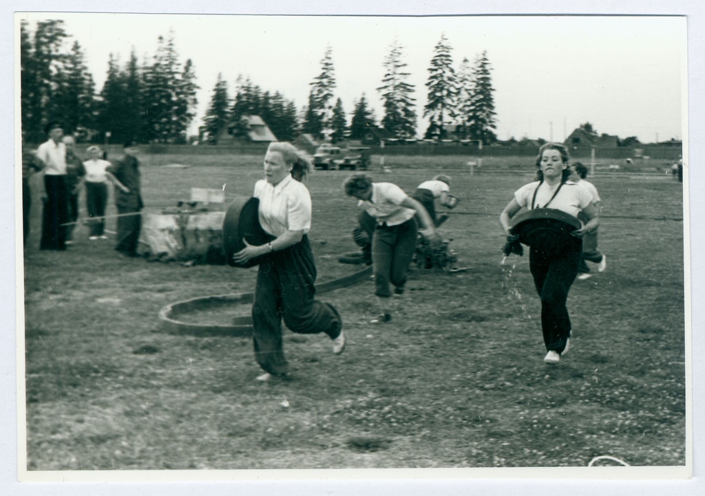 Tapa VTÜ tuletõrjevõistlused. Naissalk lahinghargnemisel 1959
