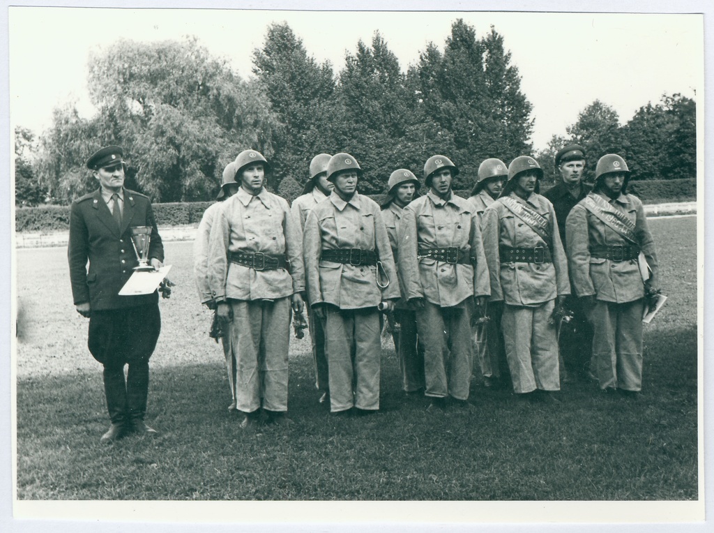Tallinna sõjaväestatud tuletõrje võistlustel. Võitja K-üksuse meeskond 1960