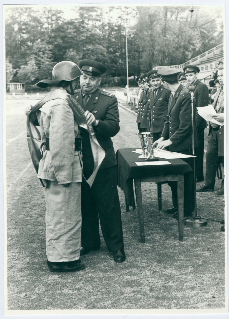 Tallinna sõjaväestatud tuletõrje võistlustel. Võitjate autasustamine 1960