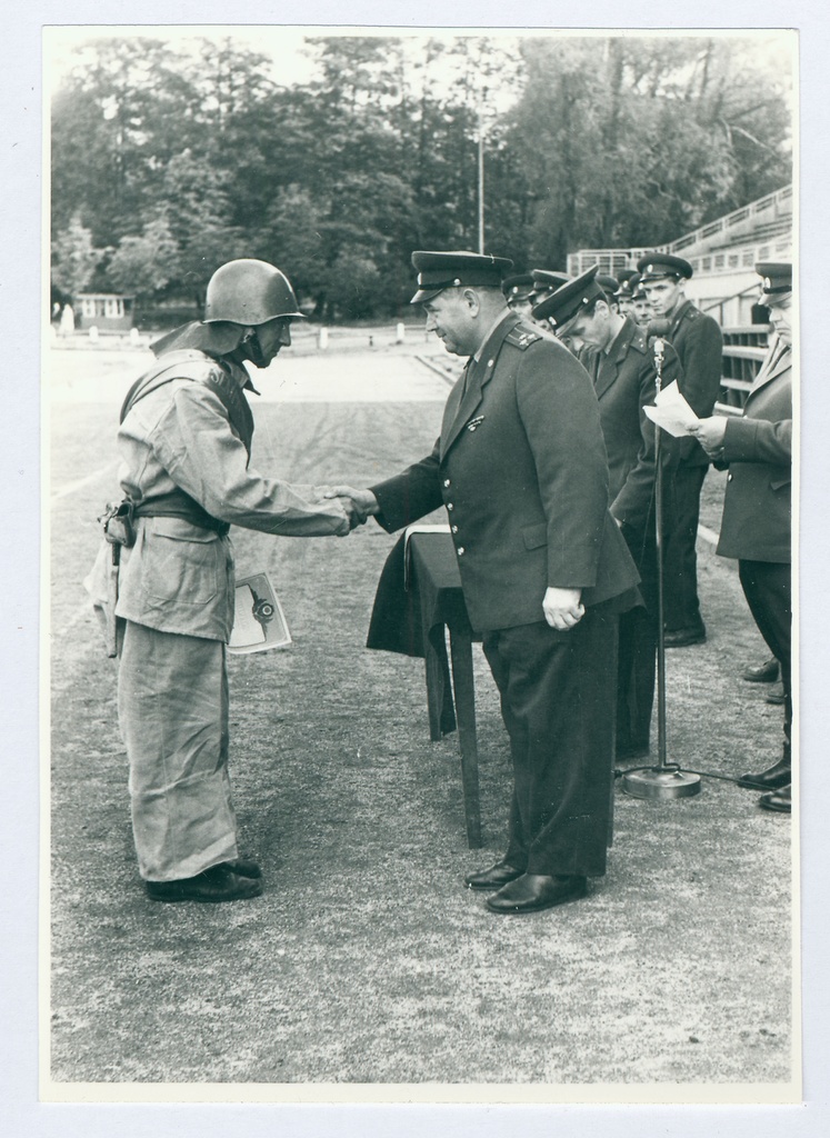 Tallinna sõjaväestatud tuletõrje võistlustel. Võitjate autasustamine 1960