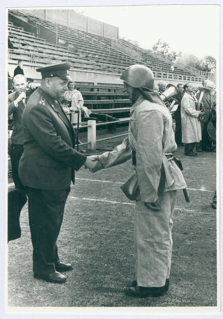 Tallinna sõjaväestatud tuletõrje võistlused. Võitjate autasustamine 1960