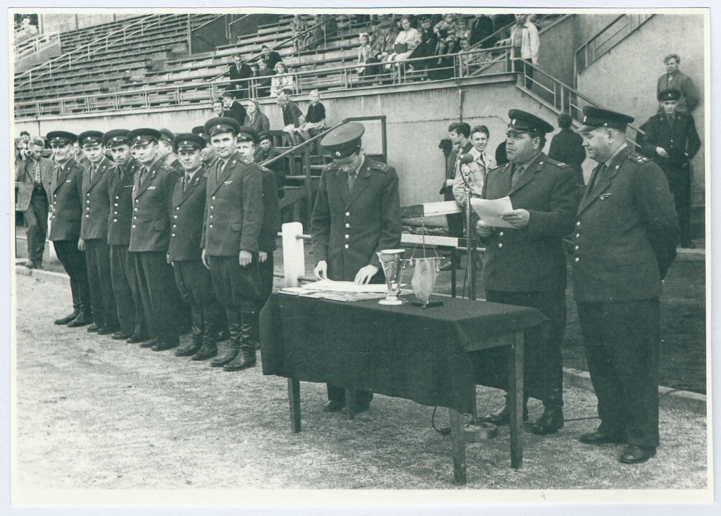 Tallinna sõjaväestatud tuletõrje võistlused. Võitjate autasustamine 1960