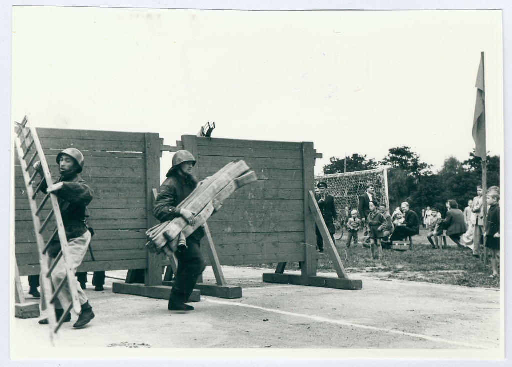 Tallinna sõjaväestatud tuletõrje võistlused. Lahinghargnemine - voolikute toimetamine üle plangu 1960