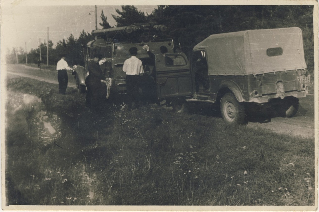 Foto. Tuletõrje. Autod. Mehed autot puhastamas