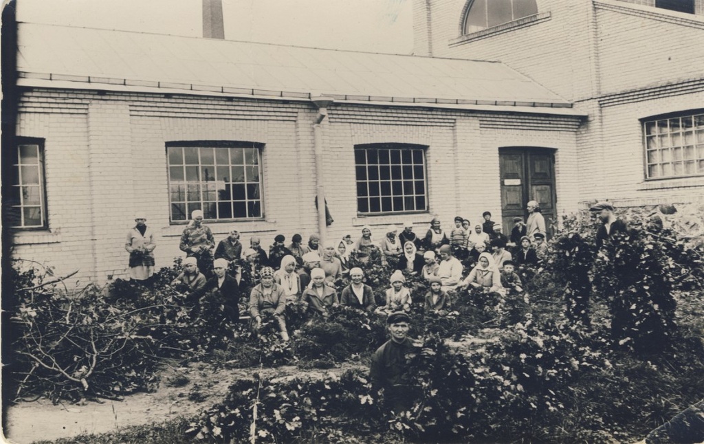 Foto. Järvakandi klaasitehas. Grupipilt. Tammepärgade tegemine?