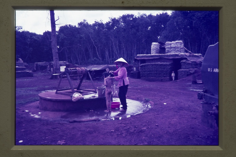 Naine peseb last Vietnamis