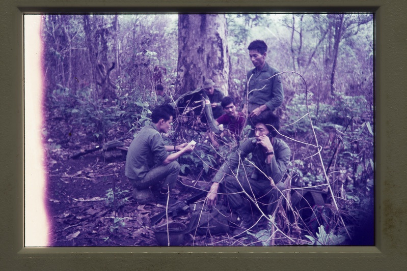 Sõdurid Vietnamis metsas