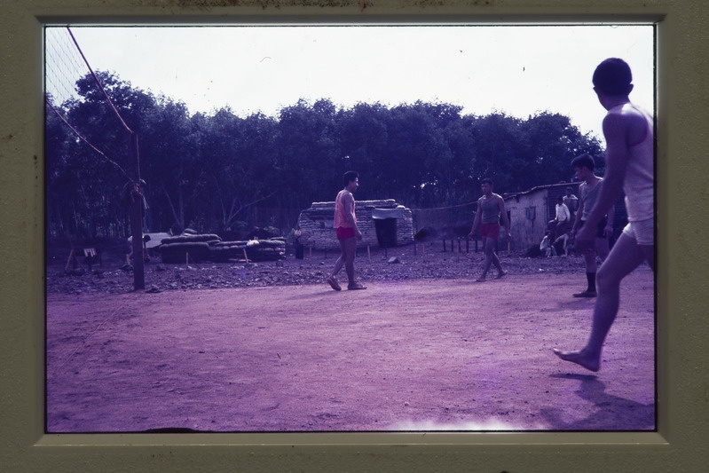 Sõdurid mängivad Vietnamis Binh Bas võrkpalli