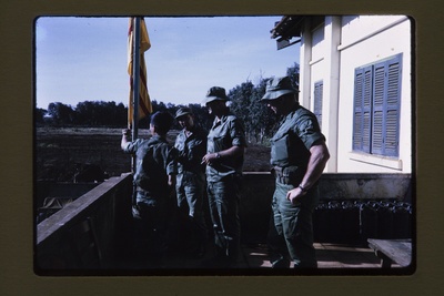 Külastajad Austraalia baasis Binh Bas Vietnamis  duplicate photo