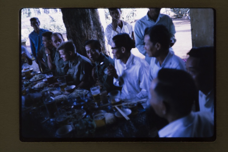 Sõdurid toidulauas Vietnamis