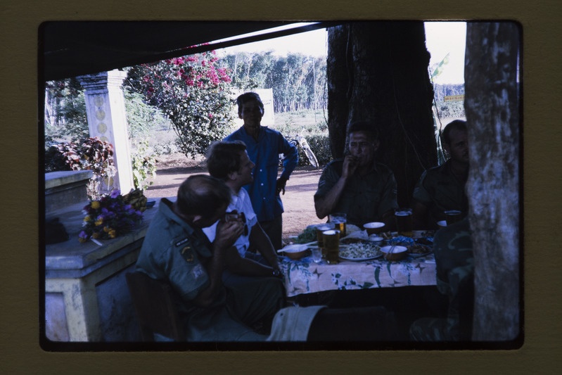 Sõdurid toidulauas Vietnamis