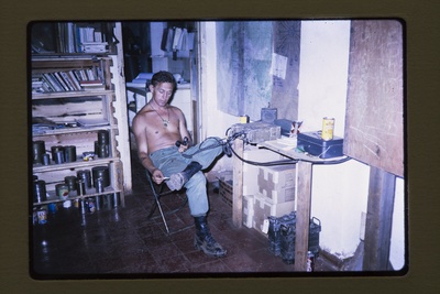 Austraalia sõdur Vietnamis telefoniga  similar photo