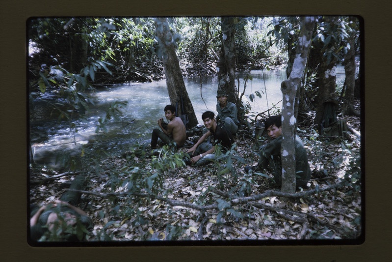 Sõdurid puhkepausil Vietnami metsas