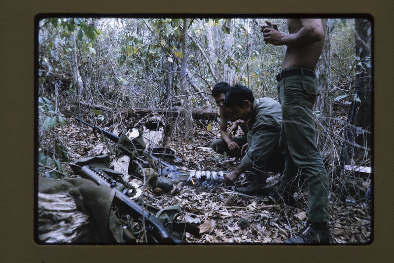 Vietnami sõdurid metsas