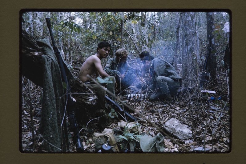 Vietnami sõdurid metsas