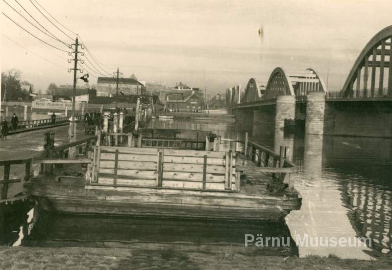 Photo, 1938, Pärnu's new newly prepared arm bridge alongside the old leather bridge.
