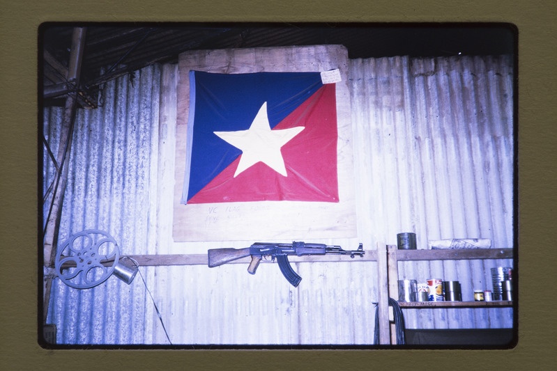Lipp ja relv Vietnamis Dat Dos seinal