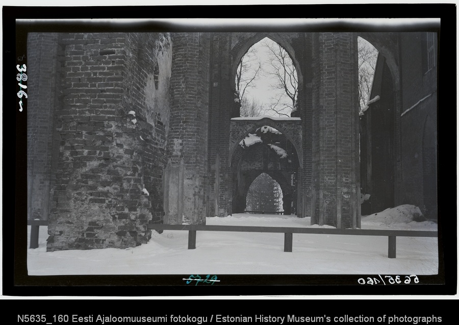 Toomkiriku varemed, sisevaade