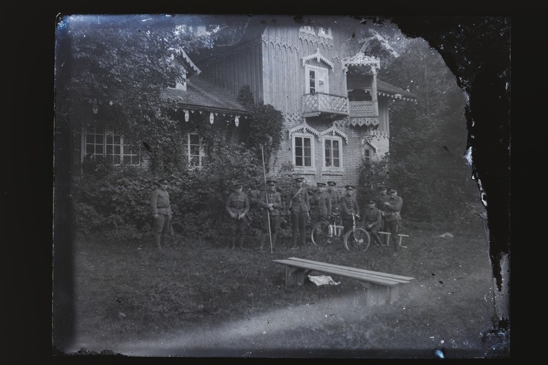 Sõjaväelased Luua mõisa kavaleridemaja ees